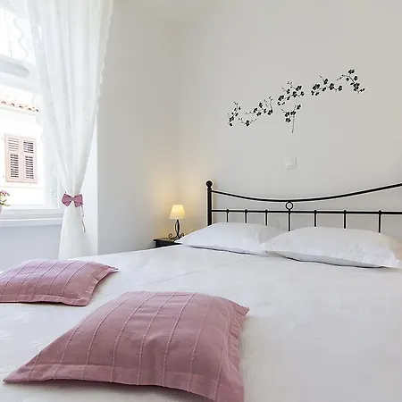 Center Tina דירה פולה